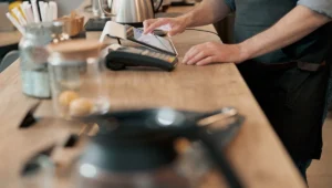 Restaurant cash flow problems and financial management analysis