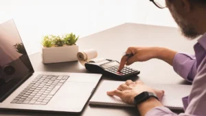 Manual payroll vs automated payroll comparison for small businesses.