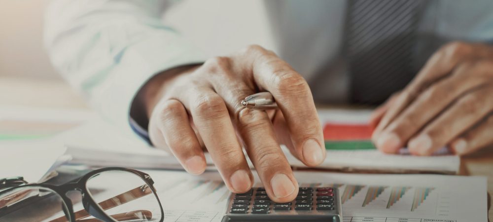 the-role-of-a-bookkeeper-vs-an-accountant